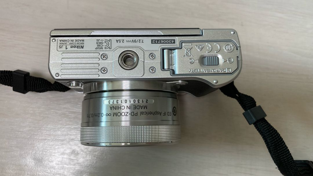 니콘 1 J5 미러리스 카메라 10-30mm 렌즈 이미지