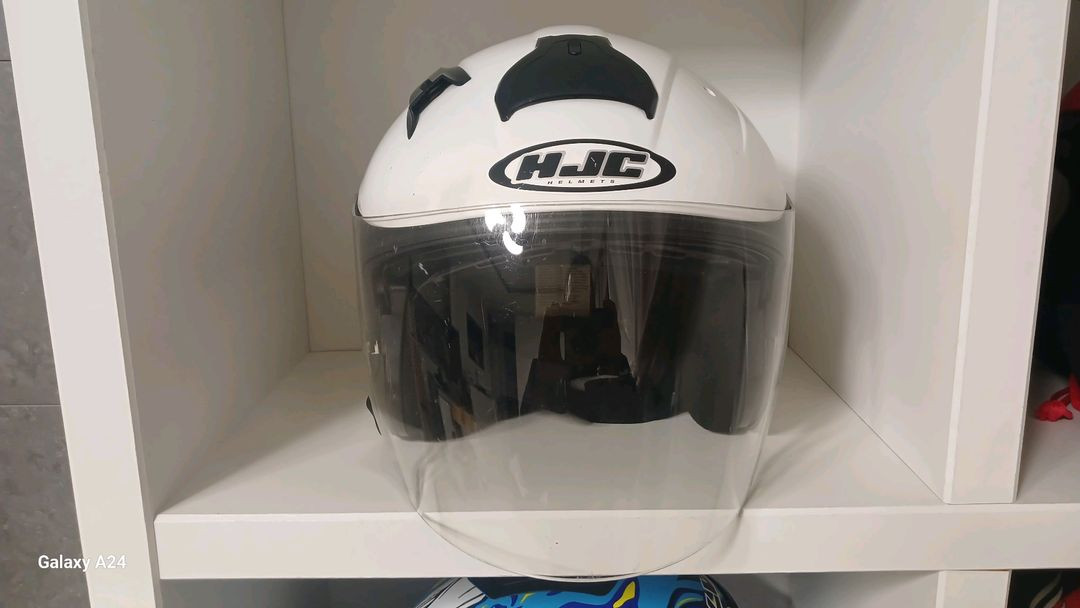 HJC IS-34 퓨어 화이트 선바이저 오픈페이스헬멧(XL)왼쪽 덕트가 하나 빠져서 저렴하게 판매하오니 예민하신분 이미지