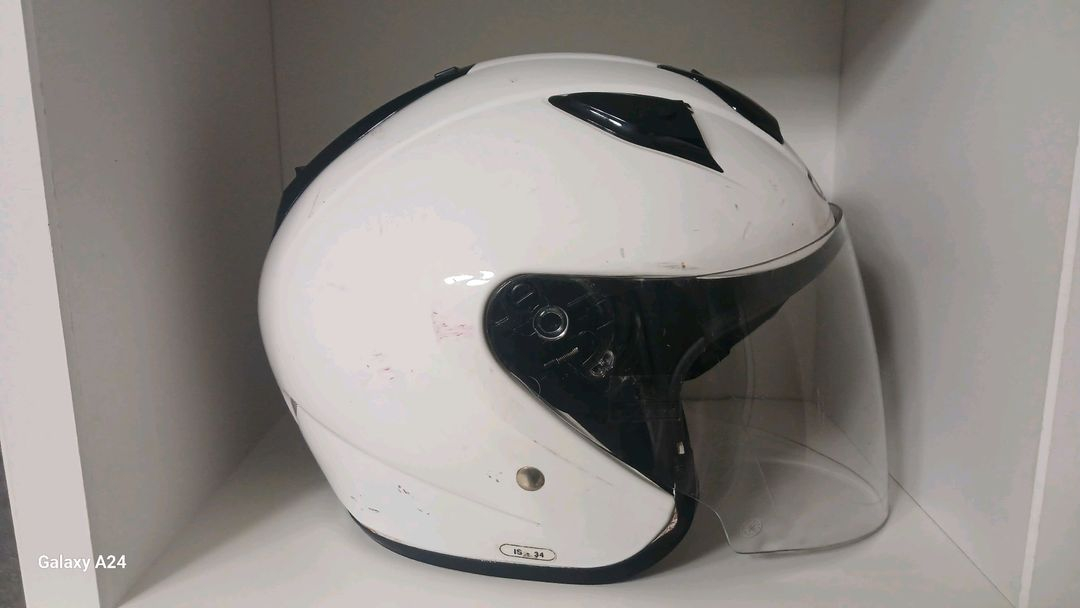 HJC IS-34 퓨어 화이트 선바이저 오픈페이스헬멧(XL)왼쪽 덕트가 하나 빠져서 저렴하게 판매하오니 예민하신분 이미지