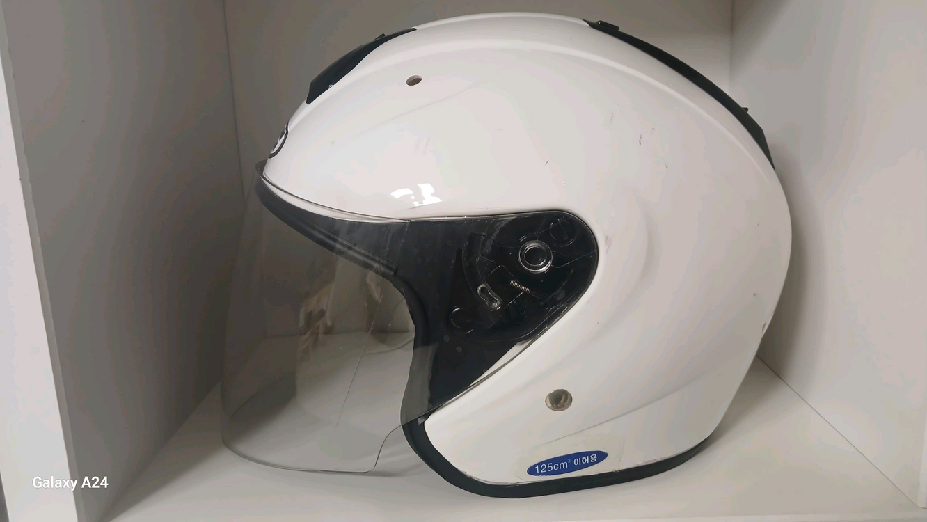 HJC IS-34 퓨어 화이트 선바이저 오픈페이스헬멧(XL)왼쪽 덕트가 하나 빠져서 저렴하게 판매하오니 예민하신분 이미지
