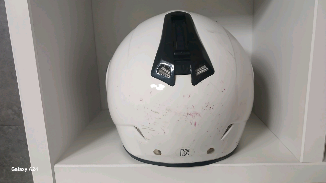 HJC IS-34 퓨어 화이트 선바이저 오픈페이스헬멧(XL)왼쪽 덕트가 하나 빠져서 저렴하게 판매하오니 예민하신분 이미지