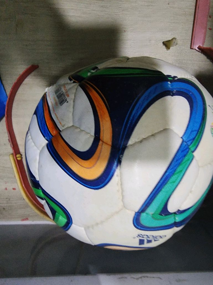 아디다스 브라주카 축구공 이미지