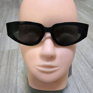 입생로랑 선글라스 이미지