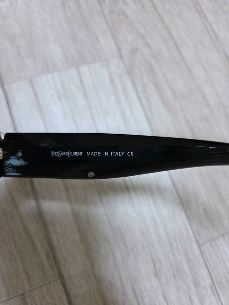 입생로랑 선글라스 이미지