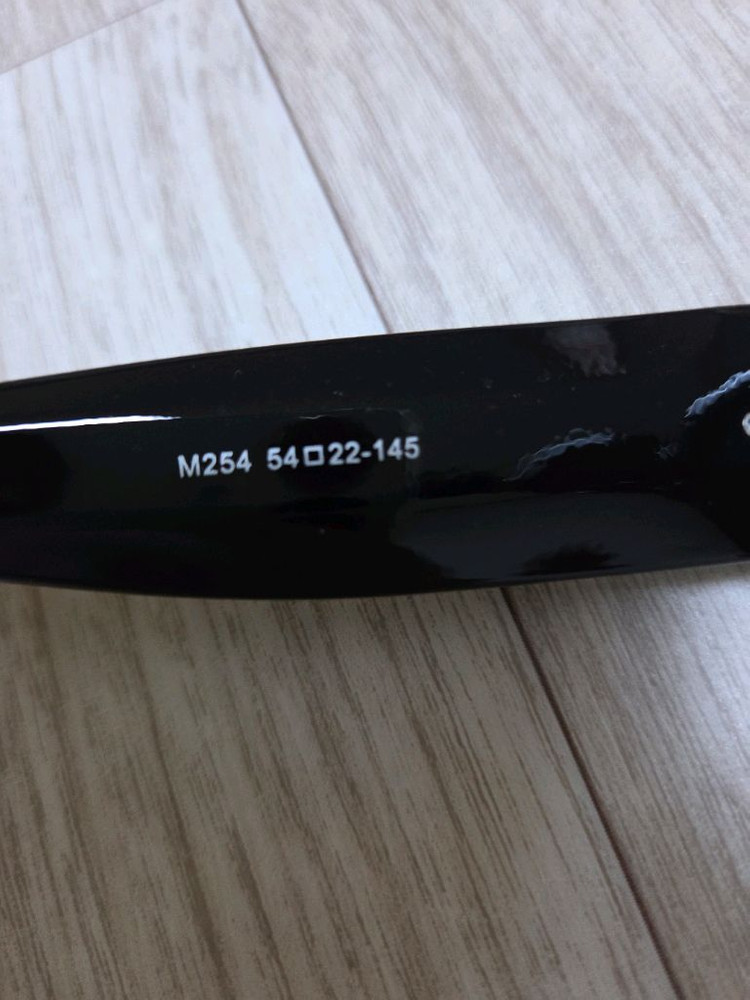 입생로랑 선글라스 이미지