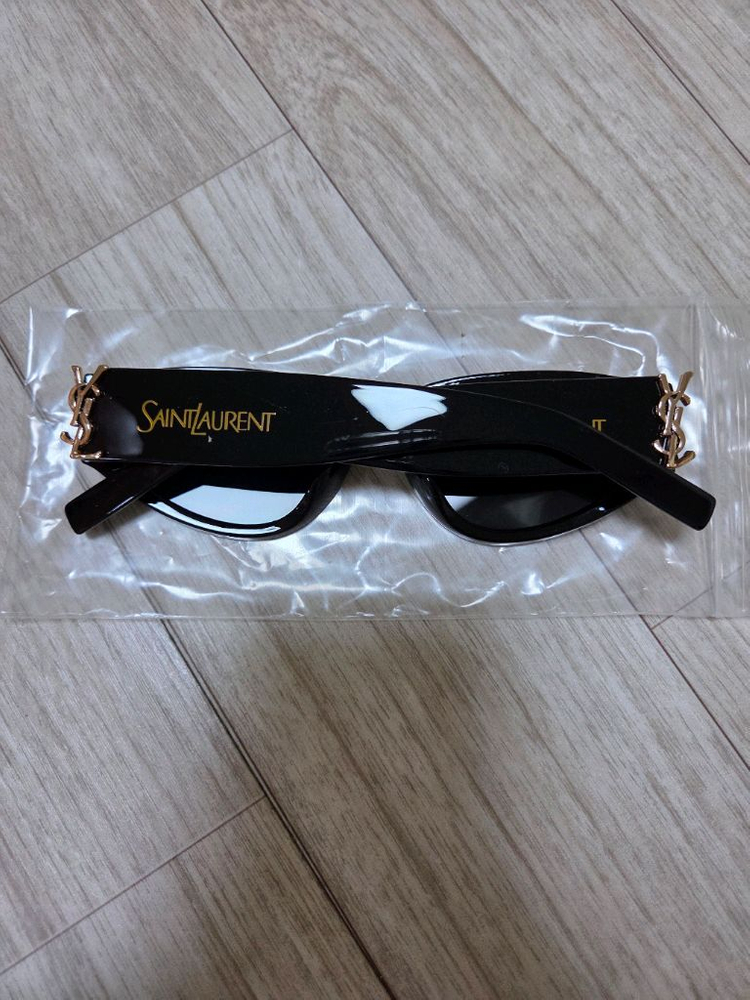 입생로랑 선글라스 이미지