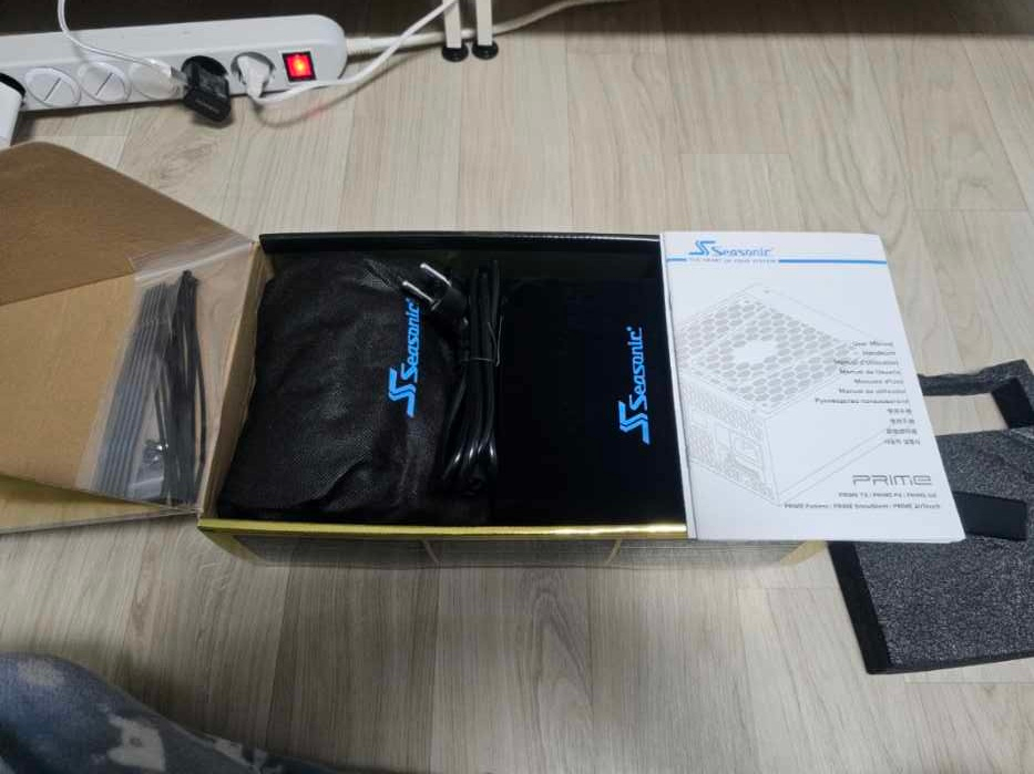 시소닉 1300W 80PLUS 골드 파워서플라이 이미지