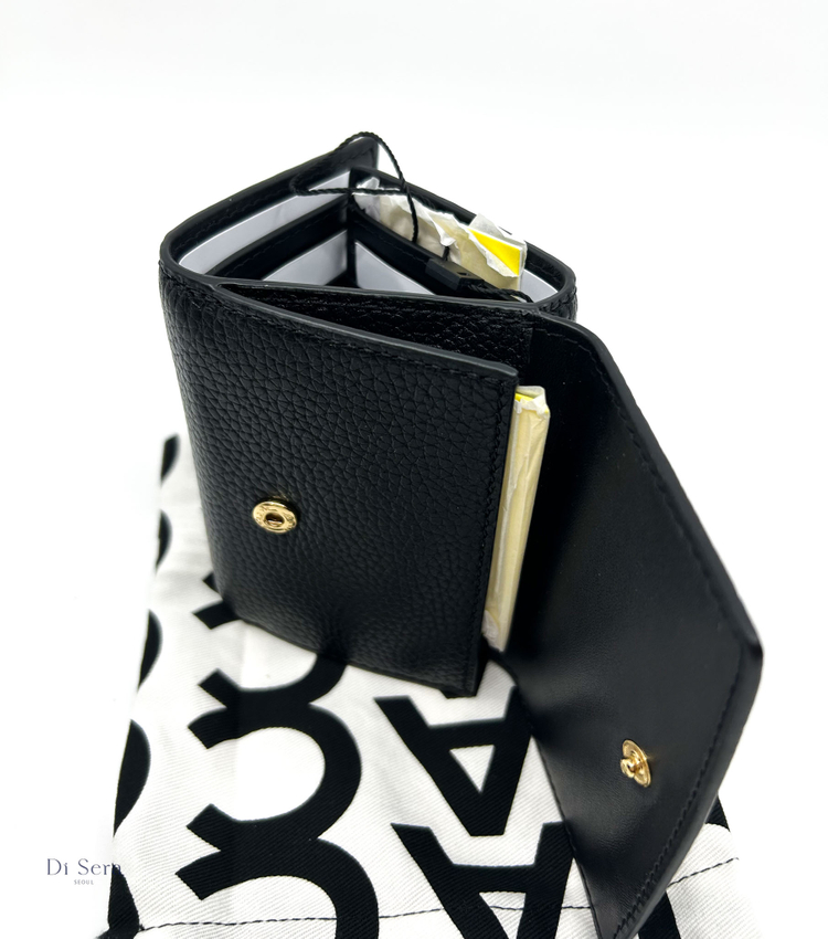 마크제이콥스 지갑 로고 블랙 2R4SMP006S02 001 이미지