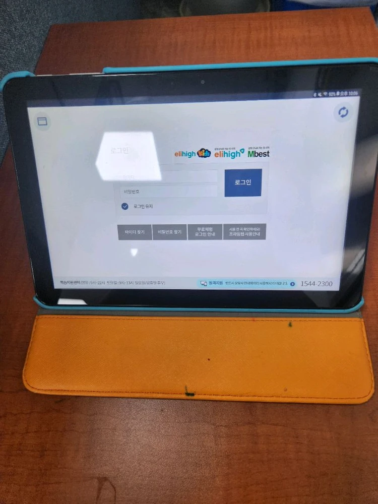 삼성 갤럭시탭 SM-T583 모델 32GB 블루 색상입니다. 겉에 케이스 씌워져 있고, 생활 기스 거의 없습니다. 이미지