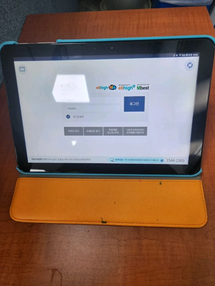 삼성 갤럭시탭 SM-T583 모델 32GB 블루 색상입니다. 겉에 케이스 씌워져 있고, 생활 기스 거의 없습니다. 이미지