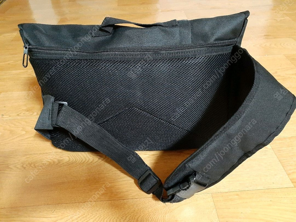 가방새거입니다 남여공녀 사이즈넉넉해 사진보세요 앞쪽 속 쟈크고리가 없습니다 다른다좋아요 편하게 보세요 15000원 이미지