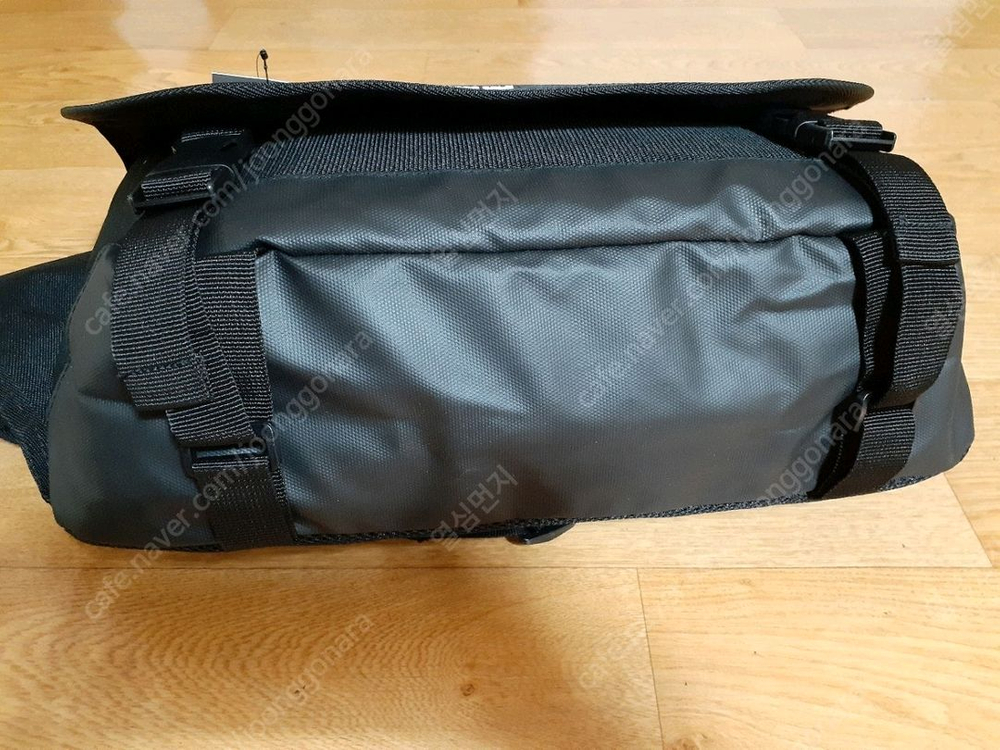 가방새거입니다 남여공녀 사이즈넉넉해 사진보세요 앞쪽 속 쟈크고리가 없습니다 다른다좋아요 편하게 보세요 15000원 이미지