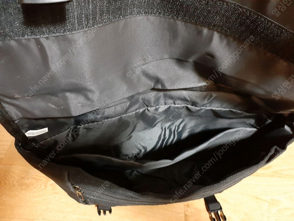 가방새거입니다 남여공녀 사이즈넉넉해 사진보세요 앞쪽 속 쟈크고리가 없습니다 다른다좋아요 편하게 보세요 15000원 이미지