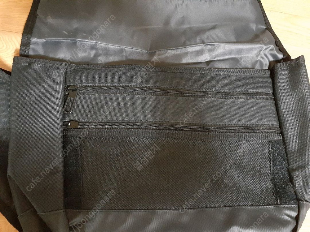 가방새거입니다 남여공녀 사이즈넉넉해 사진보세요 앞쪽 속 쟈크고리가 없습니다 다른다좋아요 편하게 보세요 15000원 이미지