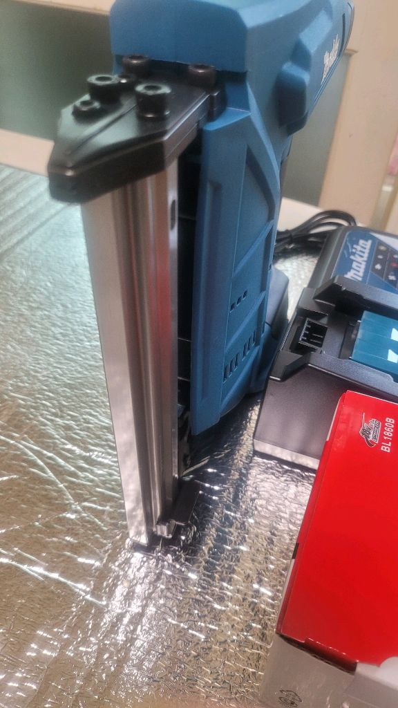 마끼다 타정기 타카 네일건 18V 팝니다. 이미지