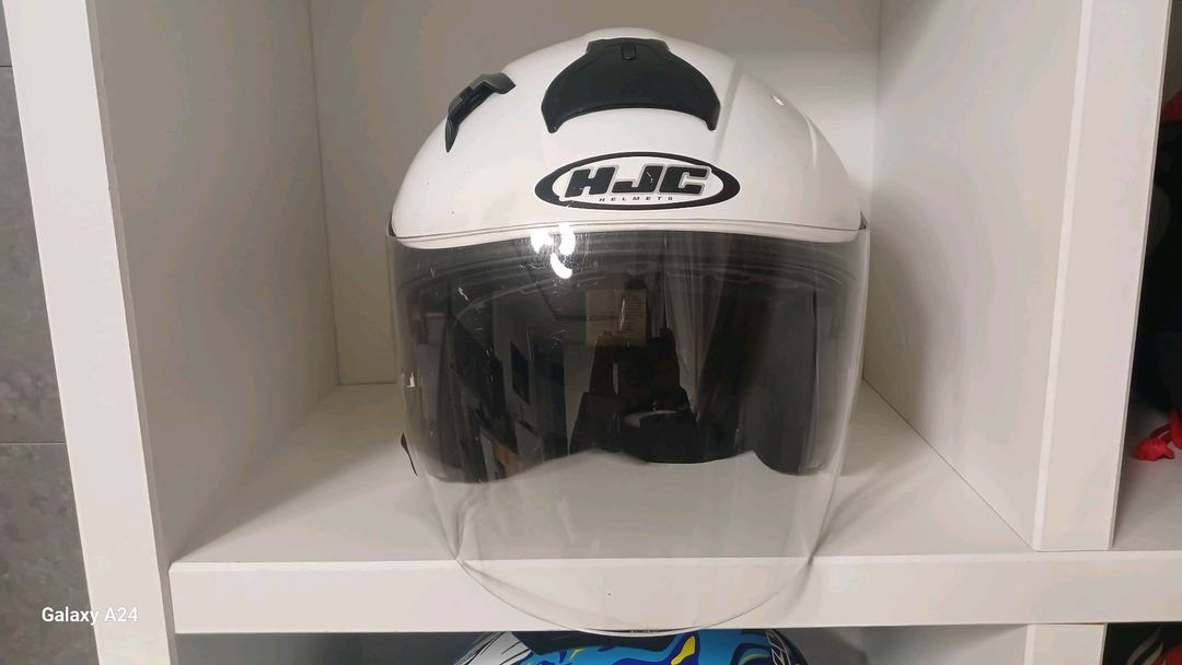 HJC IS-34 퓨어 화이트 선바이저 오픈페이스헬멧(XL)왼쪽 덕트가 하나 빠져서 저렴하게 판매하오니 예민하신분 이미지