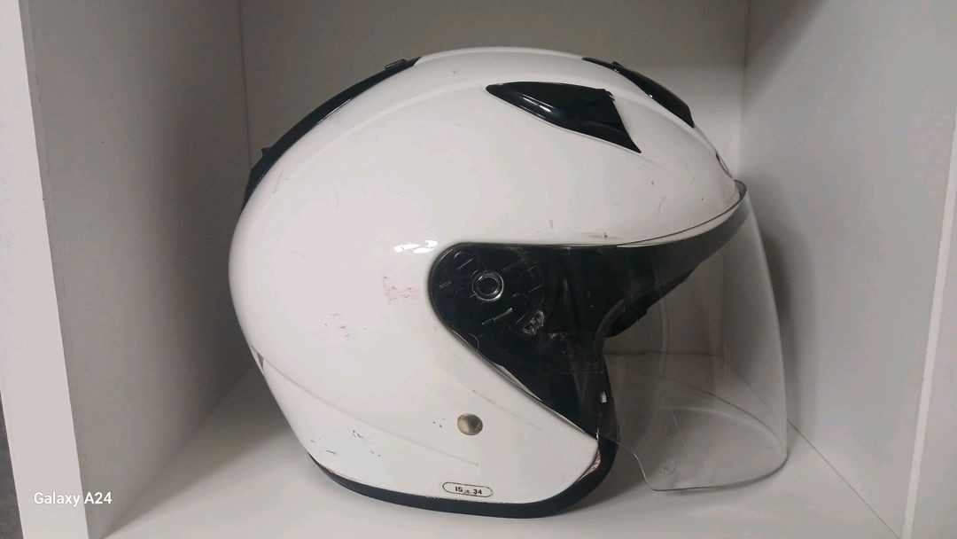 HJC IS-34 퓨어 화이트 선바이저 오픈페이스헬멧(XL)왼쪽 덕트가 하나 빠져서 저렴하게 판매하오니 예민하신분 이미지