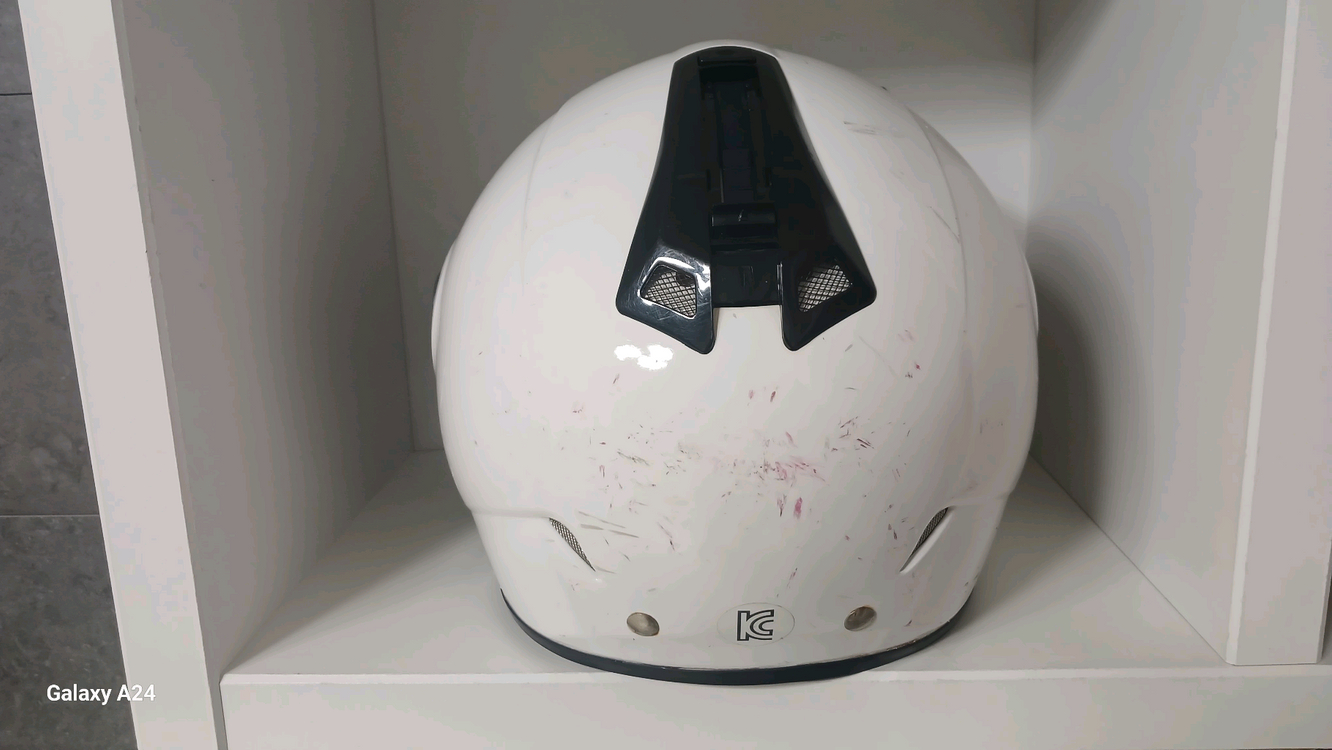 HJC IS-34 퓨어 화이트 선바이저 오픈페이스헬멧(XL)왼쪽 덕트가 하나 빠져서 저렴하게 판매하오니 예민하신분 이미지