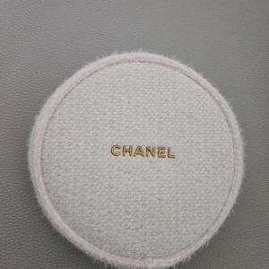 [정품/박스포함] 샤넬 화이트 홀리데이 트위드 원형 파우치/ 탬버린 이미지