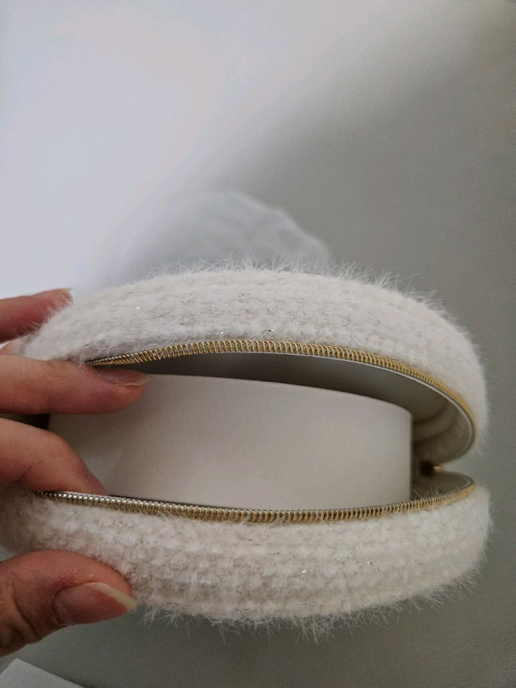 [정품/박스포함] 샤넬 화이트 홀리데이 트위드 원형 파우치/ 탬버린 이미지