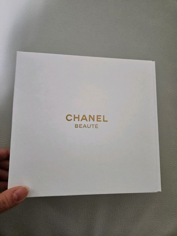 [정품/박스포함] 샤넬 화이트 홀리데이 트위드 원형 파우치/ 탬버린 이미지