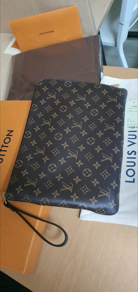 루이비통 에튀보야주MM 클러치백 새상품급 정품(감정O)구찌프라다디올고야드샤넬셀린느보테가생로랑발렌시아가버버리가방 이미지