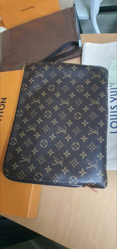 루이비통 에튀보야주MM 클러치백 새상품급 정품(감정O)구찌프라다디올고야드샤넬셀린느보테가생로랑발렌시아가버버리가방 이미지