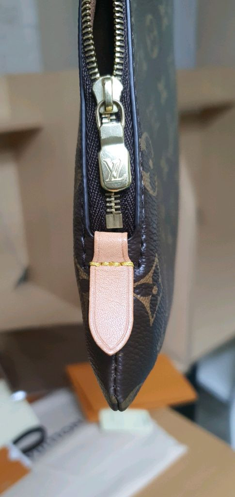 루이비통 에튀보야주MM 클러치백 새상품급 정품(감정O)구찌프라다디올고야드샤넬셀린느보테가생로랑발렌시아가버버리가방 이미지