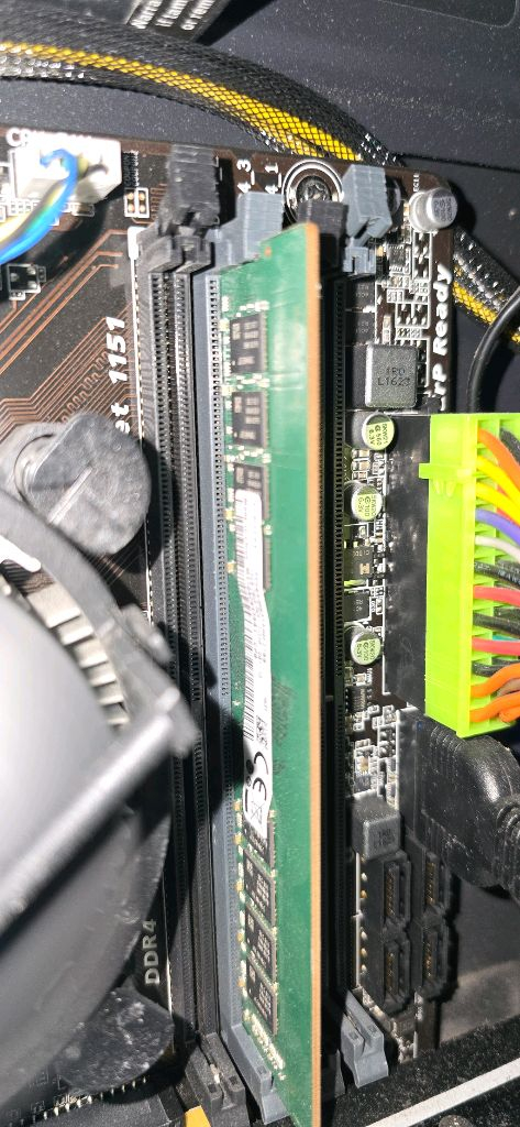 데스크탑 PC 본체 팝니다 (i5-6600 / RAM 16GB / R9 390 / SSD 256GB) 이미지