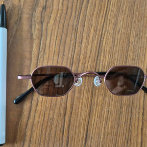 선글라스(겸손 색안경) 이미지