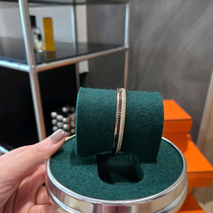 부쉐론 콰트로 클래식 스몰 뱅글 팔찌 백화점 구매JBT0093 풀박스 이미지