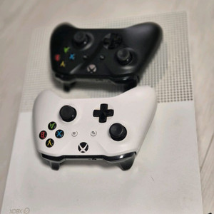 Xbox 본체와 컨트롤러 2개 이미지
