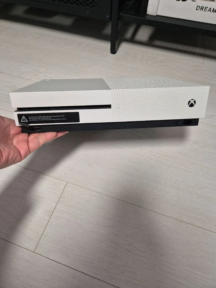 Xbox 본체와 컨트롤러 2개 이미지