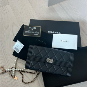 샤넬 보이 샤넬 롱 플랩 지갑 그레인드 카프스킨 & 루테늄 메탈 블랙 이미지