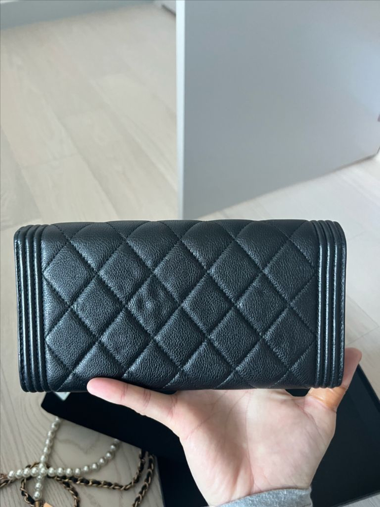 샤넬 보이 샤넬 롱 플랩 지갑 그레인드 카프스킨 & 루테늄 메탈 블랙 이미지