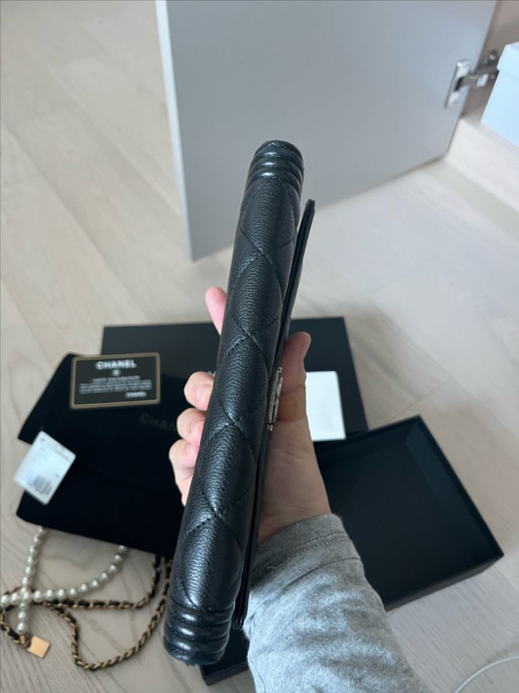 샤넬 보이 샤넬 롱 플랩 지갑 그레인드 카프스킨 & 루테늄 메탈 블랙 이미지