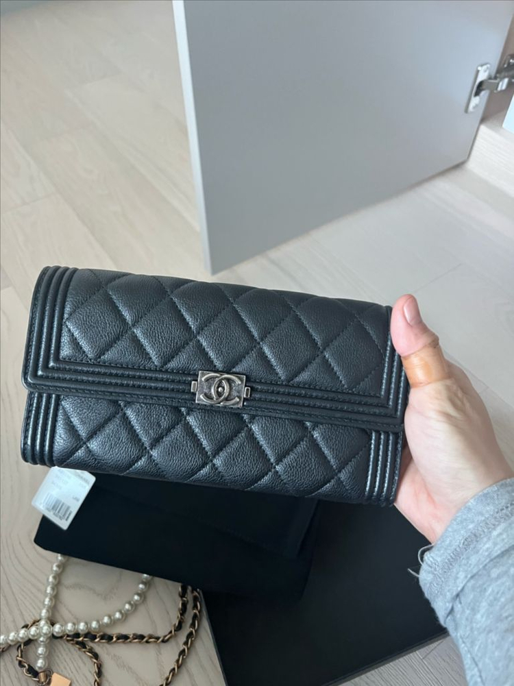 샤넬 보이 샤넬 롱 플랩 지갑 그레인드 카프스킨 & 루테늄 메탈 블랙 이미지