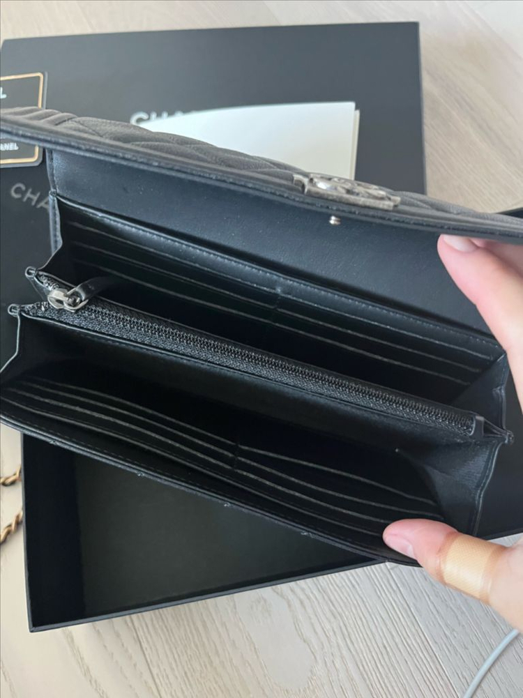샤넬 보이 샤넬 롱 플랩 지갑 그레인드 카프스킨 & 루테늄 메탈 블랙 이미지