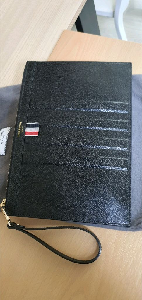 톰브라운 4바 클러치백 정품S급(감정O)구찌프라다루이비통디올고야드샤넬셀린느보테가생로랑발렌시아가버버리가방 이미지
