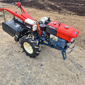 신형 대동 경운기10마력 키시동 소개합니다로타리날 새로 교체 아주 건강한 경운기 입니다10마력 이라 걍력한 파워를 이미지