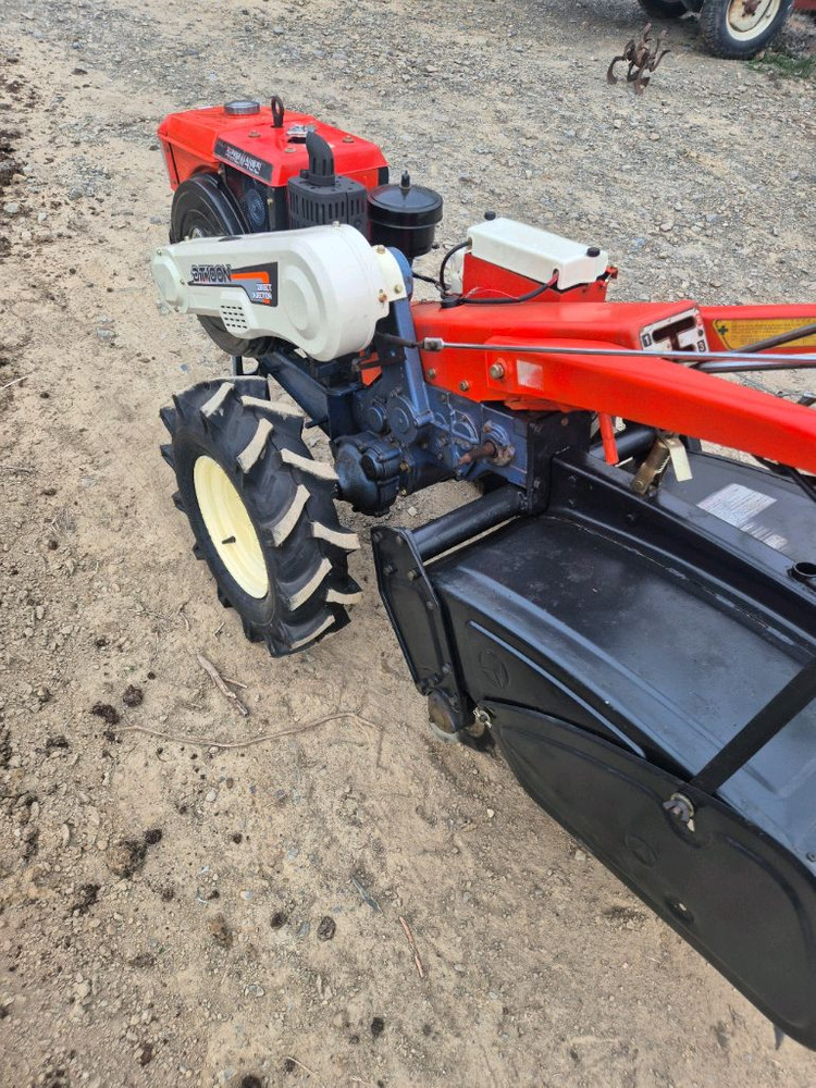 신형 대동 경운기10마력 키시동 소개합니다로타리날 새로 교체 아주 건강한 경운기 입니다10마력 이라 걍력한 파워를 이미지