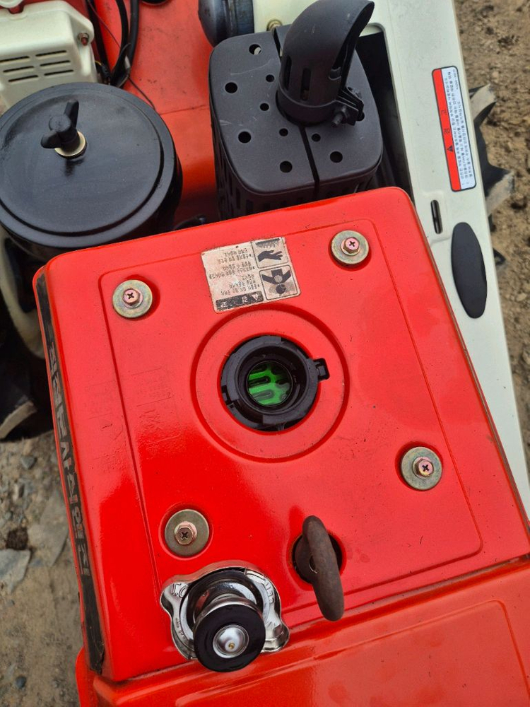 신형 대동 경운기10마력 키시동 소개합니다로타리날 새로 교체 아주 건강한 경운기 입니다10마력 이라 걍력한 파워를 이미지