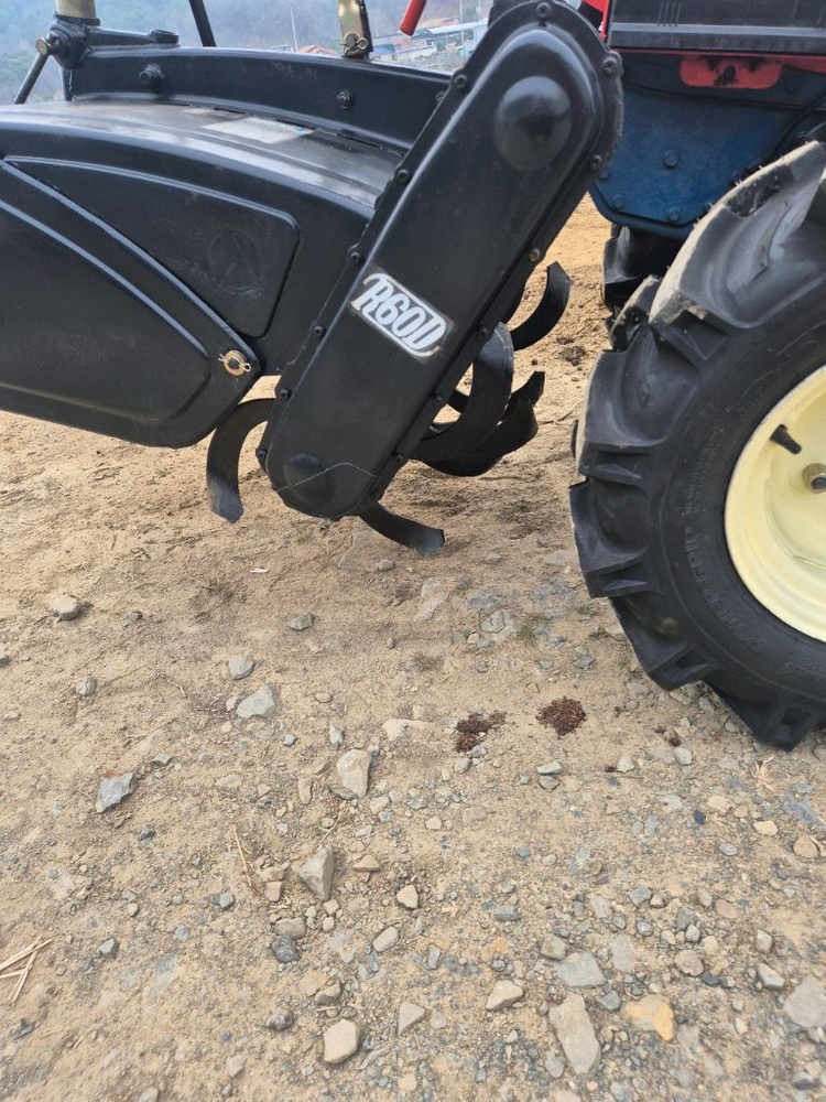 신형 대동 경운기10마력 키시동 소개합니다로타리날 새로 교체 아주 건강한 경운기 입니다10마력 이라 걍력한 파워를 이미지