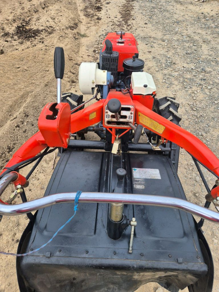 신형 대동 경운기10마력 키시동 소개합니다로타리날 새로 교체 아주 건강한 경운기 입니다10마력 이라 걍력한 파워를 이미지