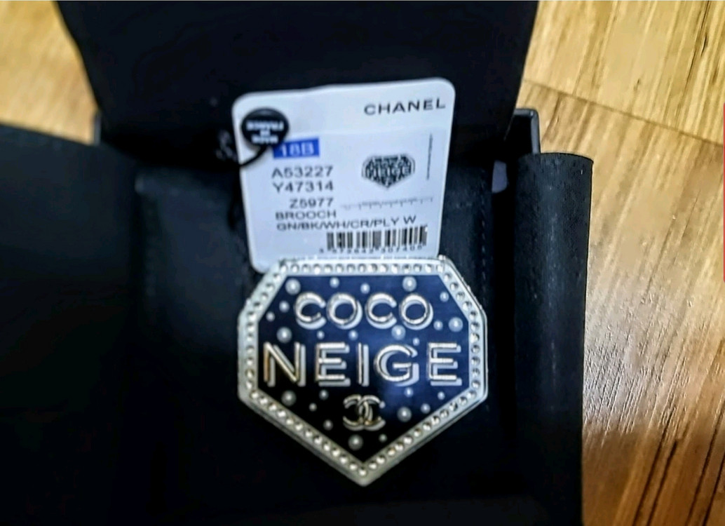 샤넬 코코네쥬 브로치- 모델 번호는 A53227- 색상은 블랙, 화이트,정품임 이미지