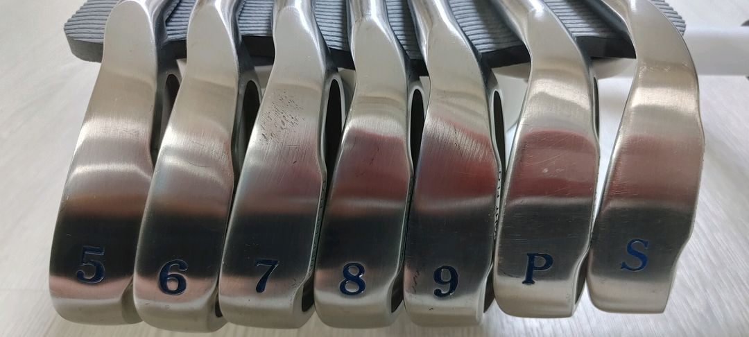 여성용 아이언 세트. 골프채 이미지