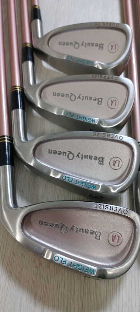 여성용 아이언 세트. 골프채 이미지