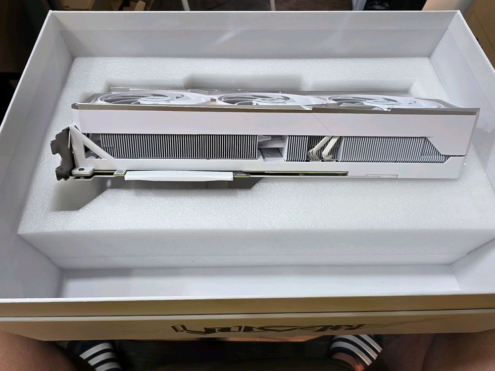 컬러풀 아이게임 4070TI SUPER 용칸 판매 이미지