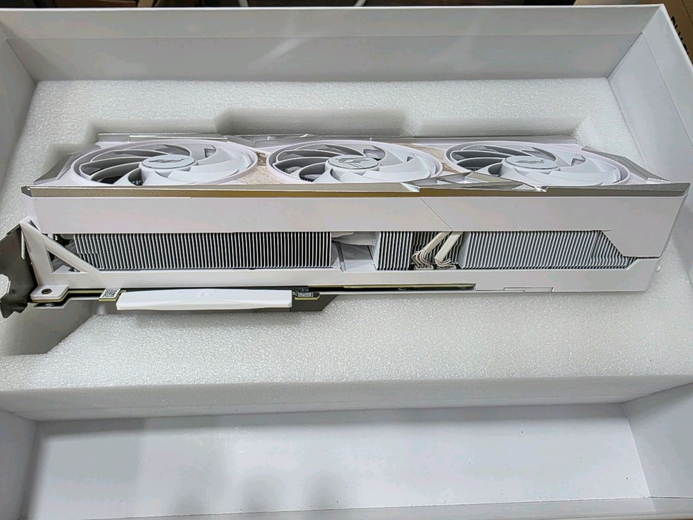 컬러풀 아이게임 4070TI SUPER 용칸 판매 이미지