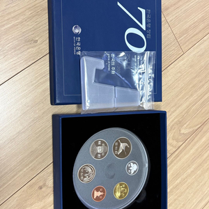 2000년 한국은행 50주년 기념으로 발행된 민트세트와 2020년 70주년 기념 민트세트 이미지